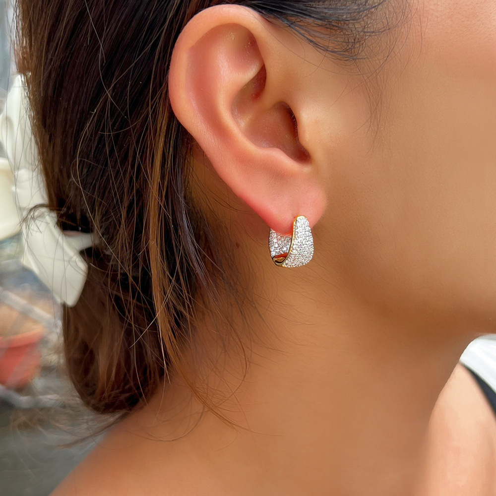 Exclusive design, luxurious and minimalist geometric triangular double-color electroplated 18K gold ear studs with full-set zirconia gemstones - personalized earrings