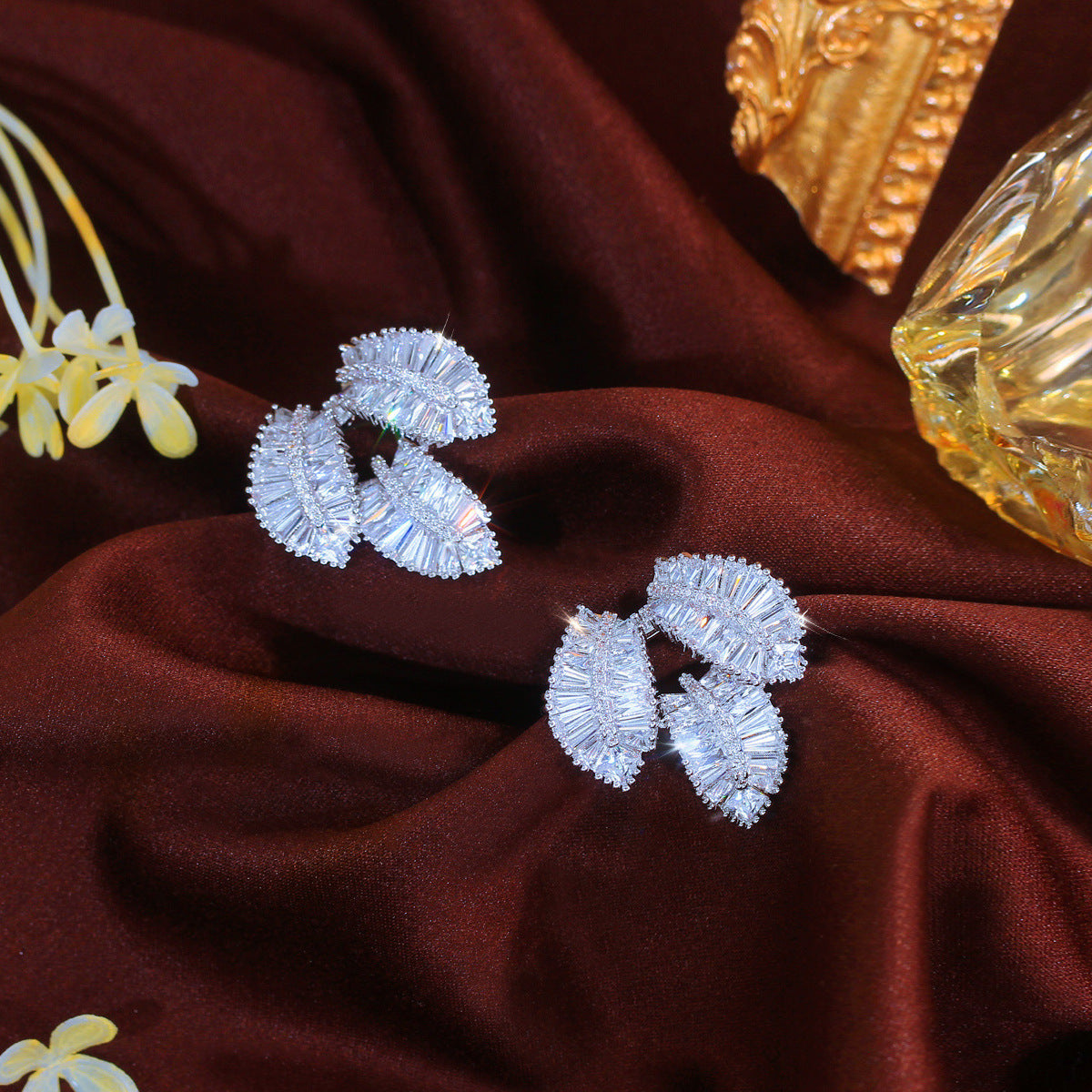 Luxury-sleek and enchanting Korean and Japanese shiny three-dimensional leaf earrings highly versatile and suitable for all occasions featuring small inlay of zirconia unique ear jewelry