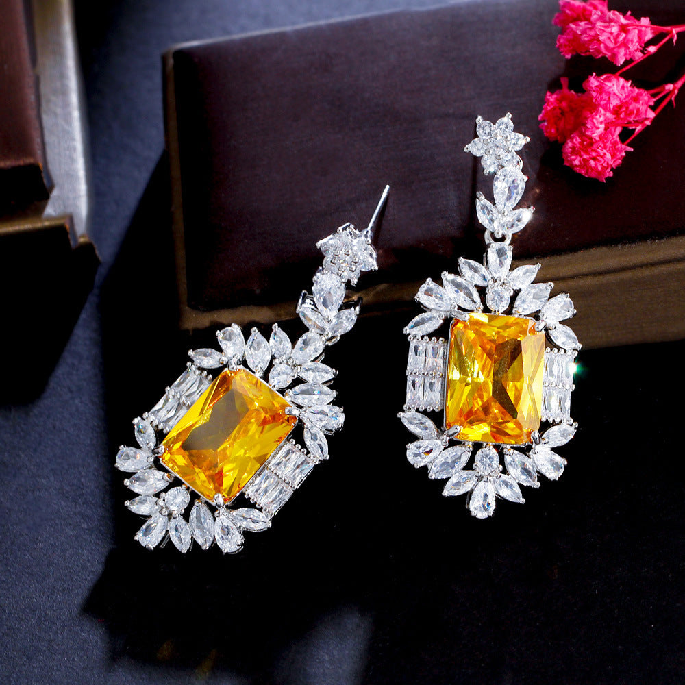 Heavyweight copper-set zircon earrings with high-end rectangular emerald gemstones and Asche yellow diamonds as the ear pendants