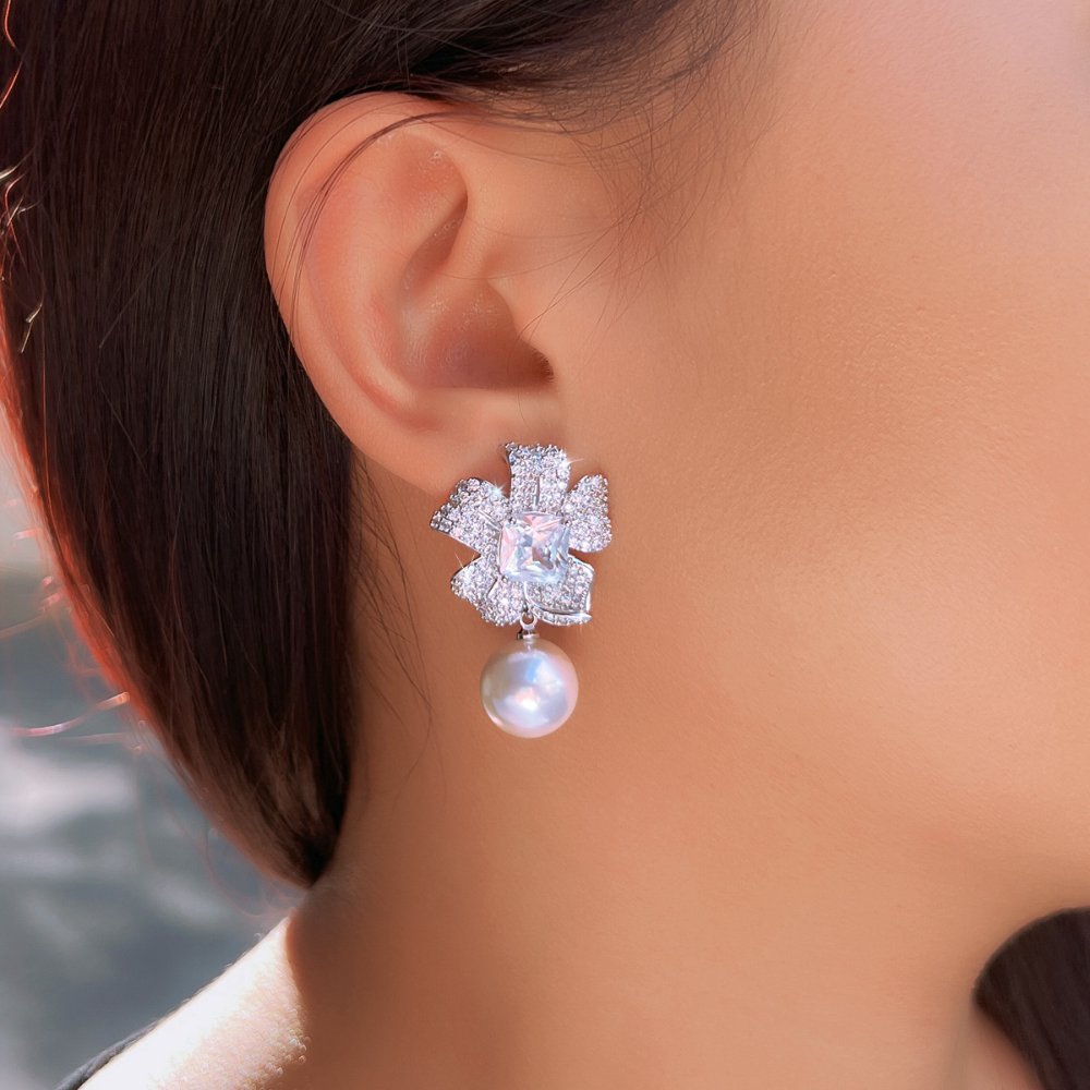 S925 silver needle-shaped floral pearl earrings - elegant and luxurious ear studs for women with a unique small design and grand appearance