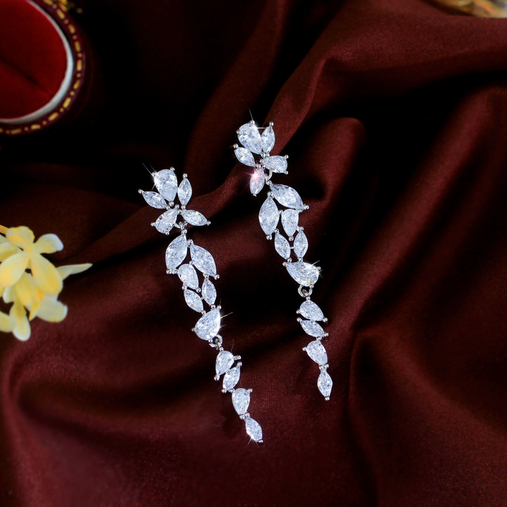 Luxury-luxurious, niche-style long-stemmed fringed zircon ear studs for women featuring a fashionable and elegant look typical of a high-class lady The same style as the flower-shaped earrings for women