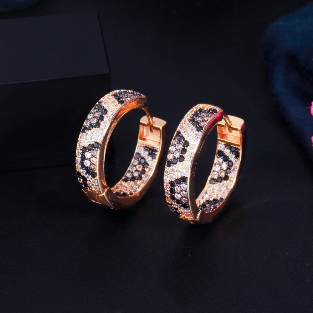 Best-selling new gold-plated leopard-print ear cuffs with tiny zirconia inlays Trendy ear accessories in batch of golden ear clasps