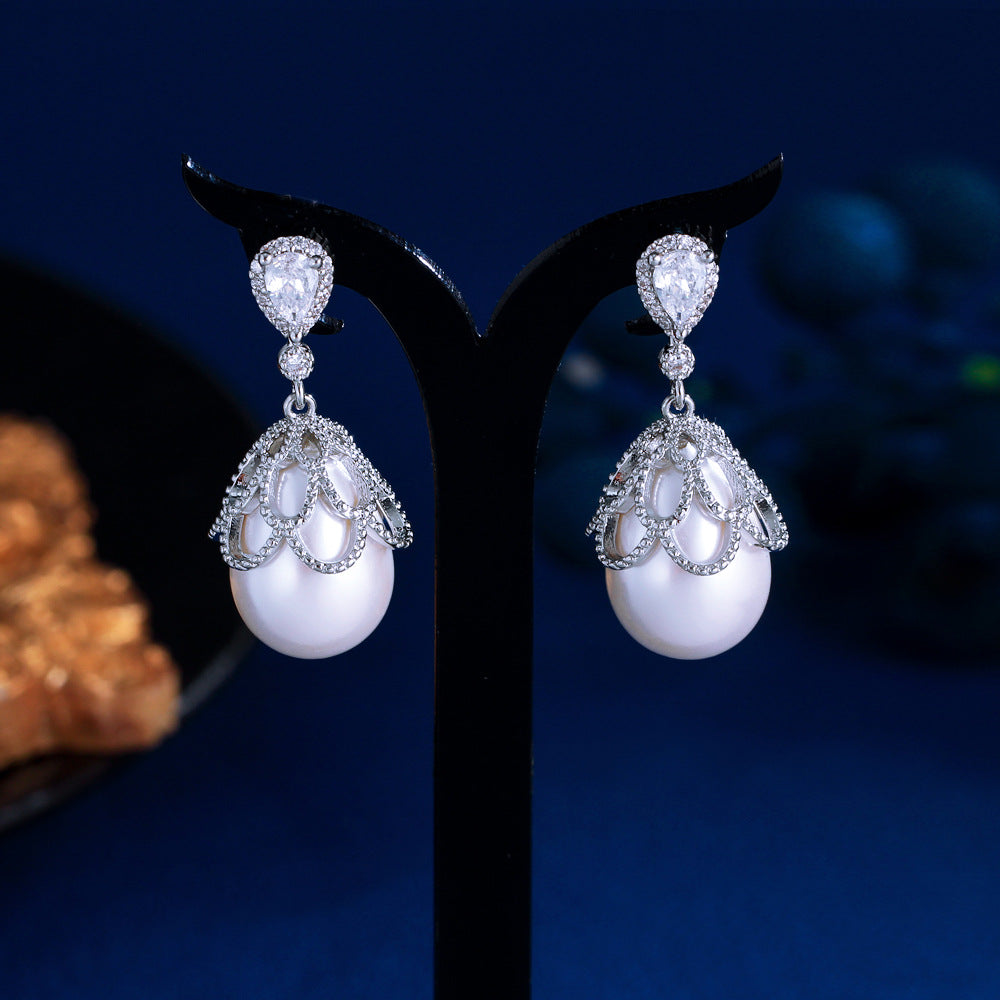Japanese and Korean minimalist luxury lace pearl earrings with silver pins set with zirconia and mother-of-pearl beads Fashionable and versatile earrings for women