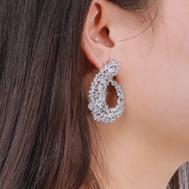 European Heavy Industry Star Fashion High-end and Elegant Leaf-shaped Earrings Set with Zirconia Stones - Versatile and Stylish Ear Accessories