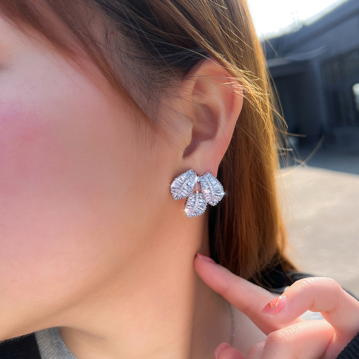 Luxury-sleek and enchanting Korean and Japanese shiny three-dimensional leaf earrings highly versatile and suitable for all occasions featuring small inlay of zirconia unique ear jewelry